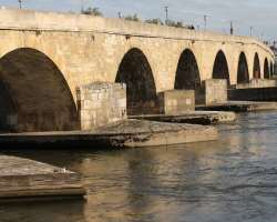 The city became a center of trade with northern Europe and Venice with the construction of a stone bridge across the Danube between 135 and 1146.